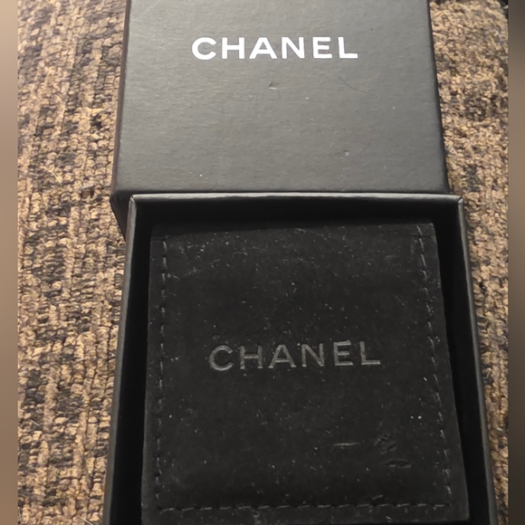 COA CHANEL Silver and Crystal Logo Earrings - Picture 10 of 10